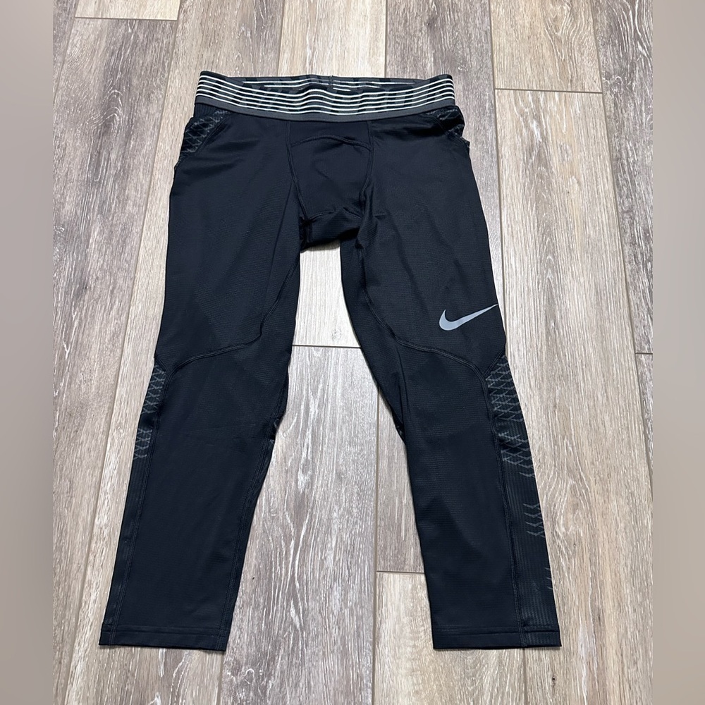 🏋🏻‍♀️Nike Pro hypercool Compression Capri legging size medium.